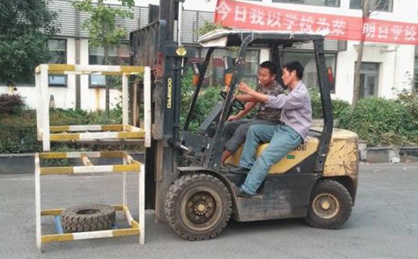 成都中天职业培训学校-叉车培训班