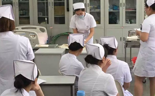 北京护士学校大专学几年？学费多少？