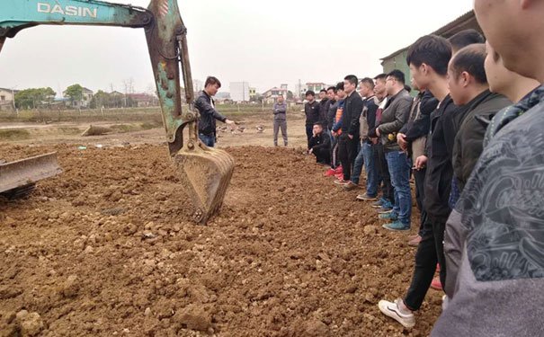 湘潭中科挖掘机培训学校