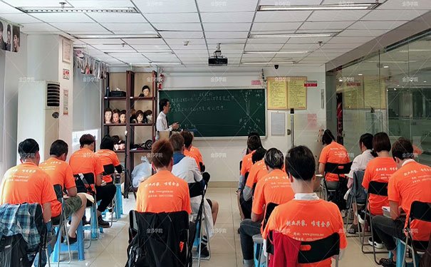 学化妆好还是学美容好？
