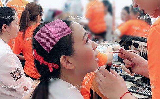 广州学化妆在哪里学好_哪个学校好_学费多少钱