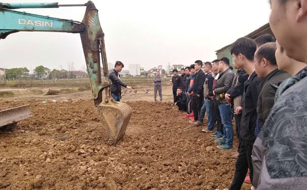 湘潭中科挖掘机培训学校