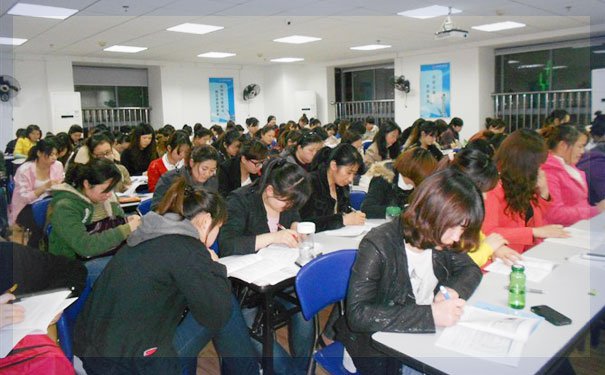 温州学会计要多少钱？学校在哪里？