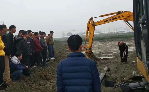 郑州挖掘机培训机构-学期学费-学校地址
