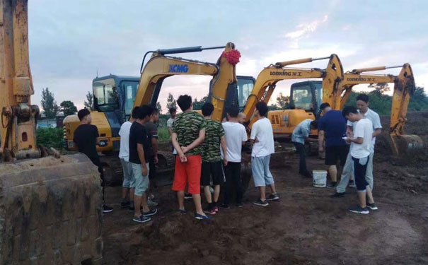 中牟挖掘机培训学校 - 学费多少钱 - 地址 中牟挖掘机培训学校 - 学费多少钱 - 地址