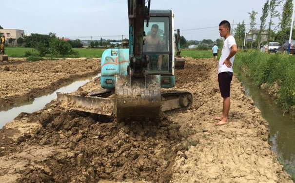 冷水江挖掘机培训学校 - 学费多少钱 - 地址