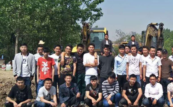 襄阳挖掘机培训学校 - 学费多少钱 - 地址 襄阳挖掘机培训学校 - 学费多少钱 - 地址