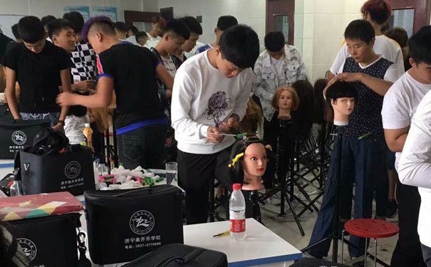 泗水学美容美发哪个学校好 - 多少钱 - 需要多久
