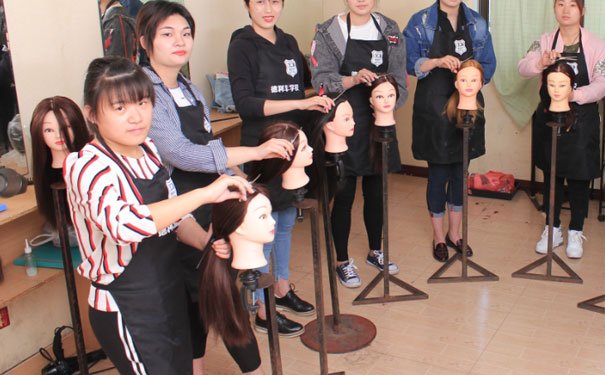 胶州学美容美发哪个学校好 - 多少钱 - 需要多久