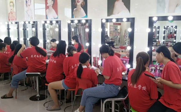 汶上化妆培训学校哪个好 - 学费多少