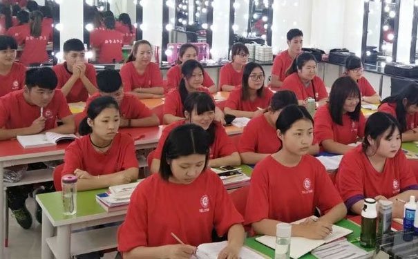 曲阜化妆培训学校哪个好 - 学费多少