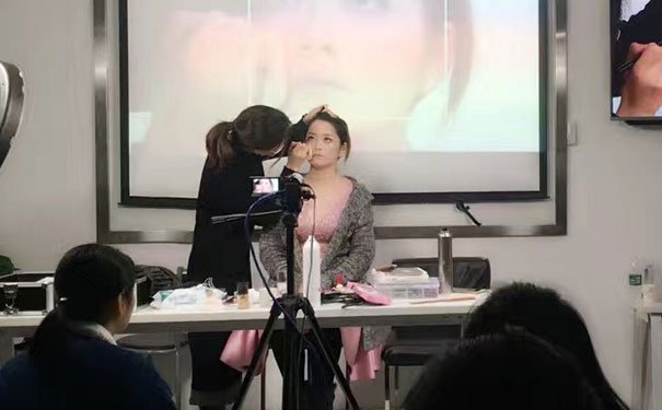 汉南化妆培训学校哪个好 - 学费多少