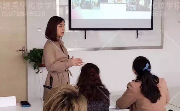  江夏化妆培训学校哪个好 - 学费多少