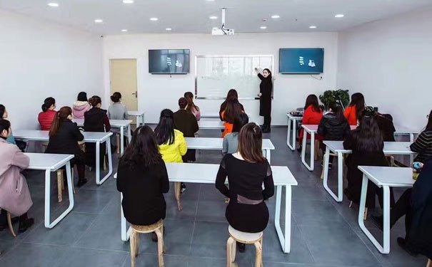 新洲化妆培训学校哪个好 - 学费多少
