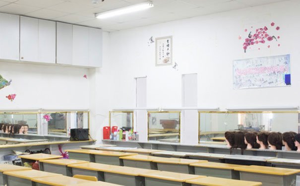 昆山化妆培训学校哪个好 - 学费多少