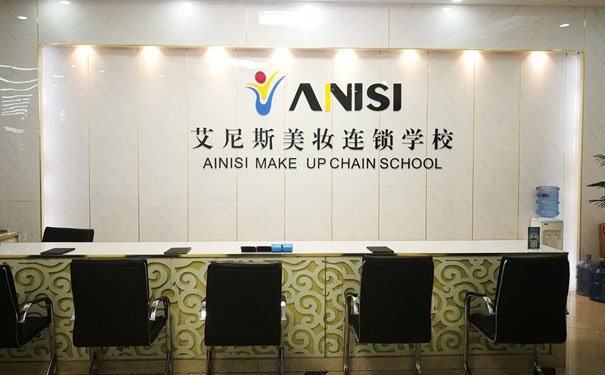 上海松江区化妆培训学校哪个好 - 学费多少