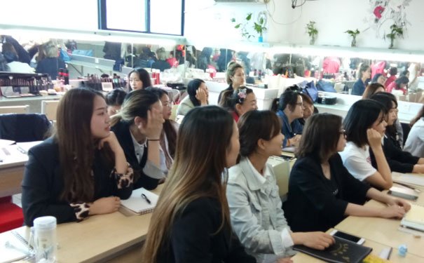 成都新都区化妆培训学校哪个好 - 学费多少