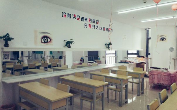 孝感化妆培训学校哪个好 - 学费多少