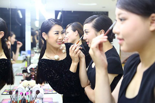无锡轩美尼化妆学校教您4大补妆技巧 无锡轩美尼化妆学校教您4大补妆技巧