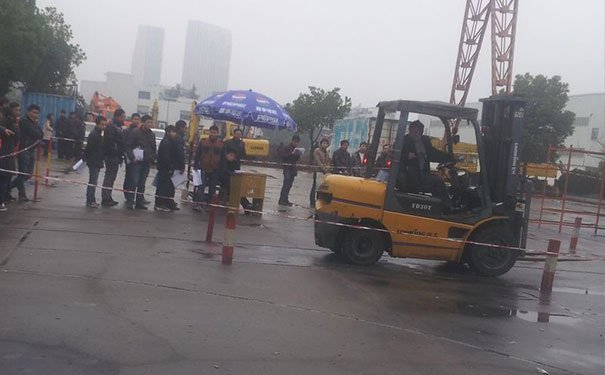 武汉学叉车多少钱 武汉学叉车多少钱