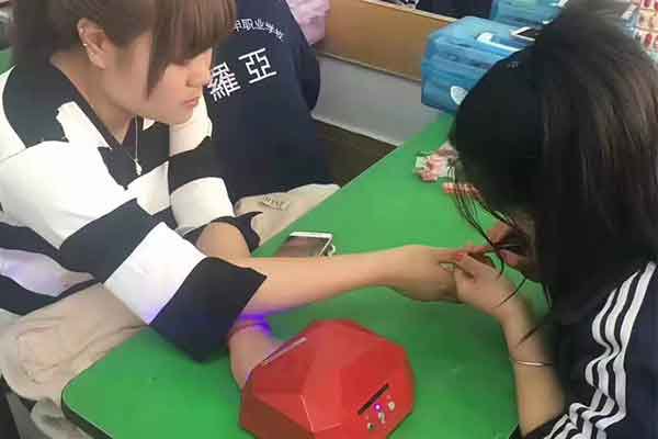 赤峰学美甲去哪里