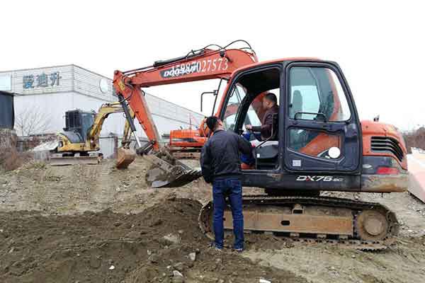 德阳学挖掘机去哪里学?需要多钱?